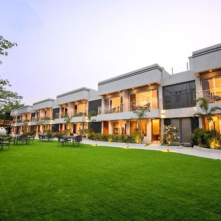 Meritas Aura Resort Lonavala Extérieur photo